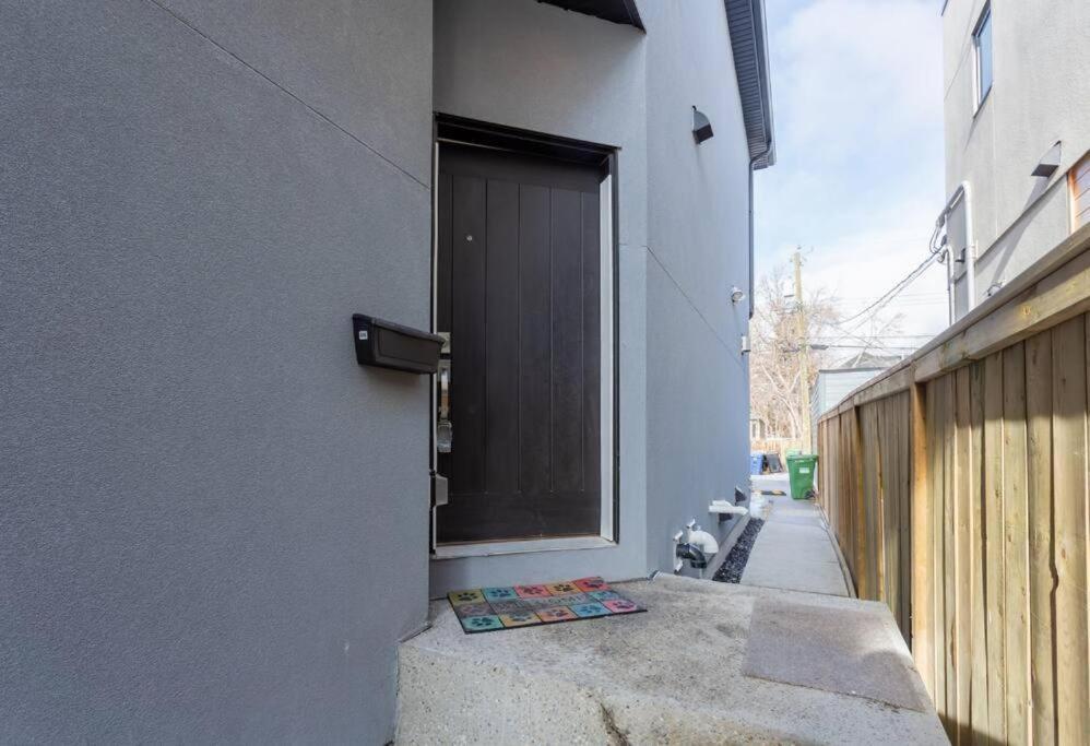 Guest house Bluewaters Ensuite Rooms- Shared Calgary